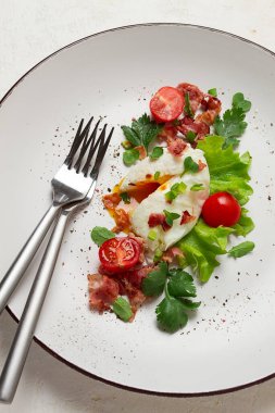 Jambon ve sebzeli haşlanmış yumurta, kahvaltı, ev yapımı.,