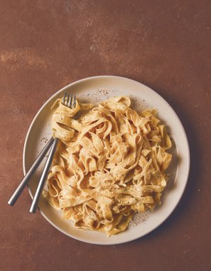 Fetuçin, tagliatelle, kremalı sarımsak sosu, İtalyan geleneksel mutfağı, makarna.,