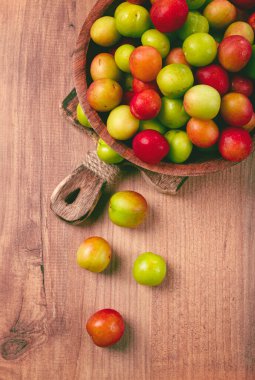 Kirazlı erik tkemali, meyve, erik çeşitliliği, ahşap tabakta, Gürcistan mutfağı, üst manzara, insan yok.,