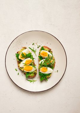 Sandviç, avokado püresi, haşlanmış yumurta ve roka, ekmek, ev yapımı, kahvaltı.,