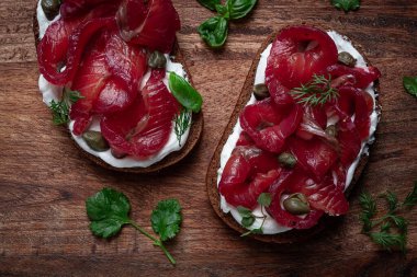 Kireç somonlu sandviçler, krem peynir, kapari, yeşiller, kahvaltı, ev yapımı,