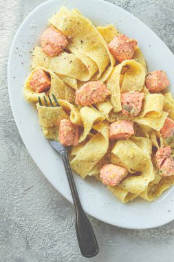 Papardelle makarna, somonlu kremalı sos, doğal ışık, yaşam tarzı, ev yapımı, gri arka planda insan yok.,