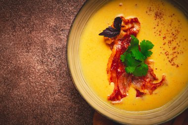 Balkabağı kreması çorbası, köri, kızarmış pastırma, bruschetta cipsi, mikro-yeşillikler, üst manzara, insan yok.,