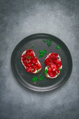 Kireç somonlu sandviçler, krem peynir, kapari, yeşiller, kahvaltı, ev yapımı,