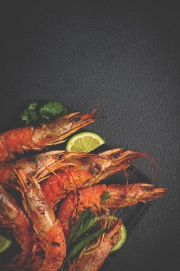 Langoustines, Avustralyalı, buzda taze donmuş, üst manzara, kireç ve yeşiller,