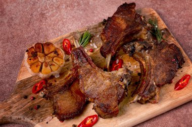 Kızarmış dana kaburgası, baharatlı fırında pişmiş, ev yapımı, insan yok.,