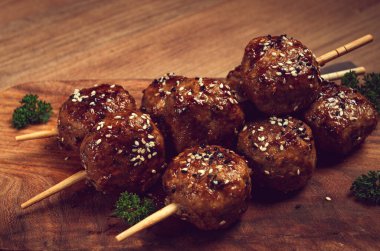 Tsukune, Japon köftesi, doğranmış tavuk, şişte kızartılmış, yakitori soslu, ev yapımı, insan yok.,