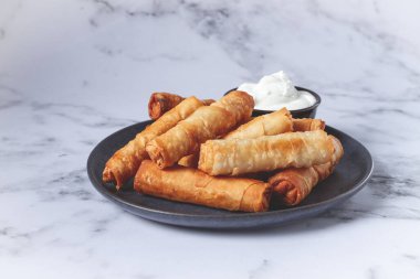 Peynirli kızarmış börek, krema soslu, insan yok.,