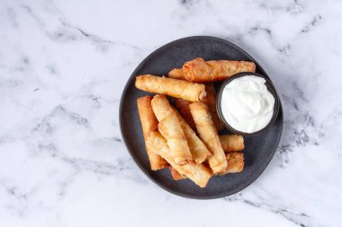 Peynirli kızarmış börek, krema soslu, insan yok.,