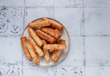 Peynirli kızarmış börek, krema soslu, insan yok.,