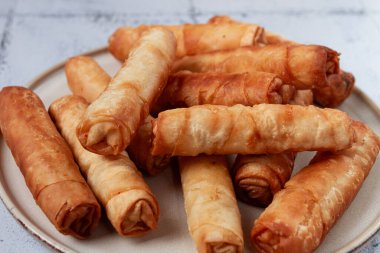 Peynirli kızarmış börek, krema soslu, insan yok.,