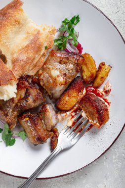 Bir tabak domuz kebabı, ekmek, beyaz tabakta, yakın plan, hiç insan yok..