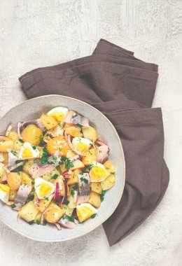 Ringa balıklı patates salatası, İskandinav mutfağı, ev yapımı, insan yok.,