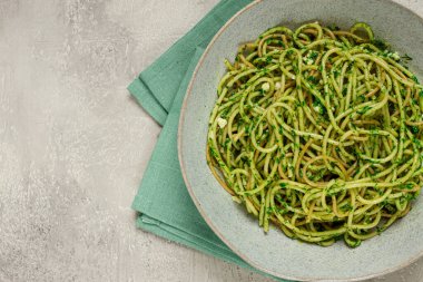 Pesto soslu spagetti, ev yapımı, insan yok.,