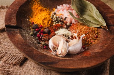 Baharat karışımı, sarımsak ve defne yaprağı, ahşap bir tabakta, yakın plan, gıda konsepti, insan yok.,