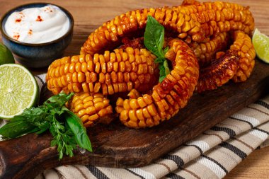 Mısır pirzolası, krema soslu, baharatlı ve limonlu, aperatif, ahşap kesim tahtasında, ev yapımı, insan yok.,