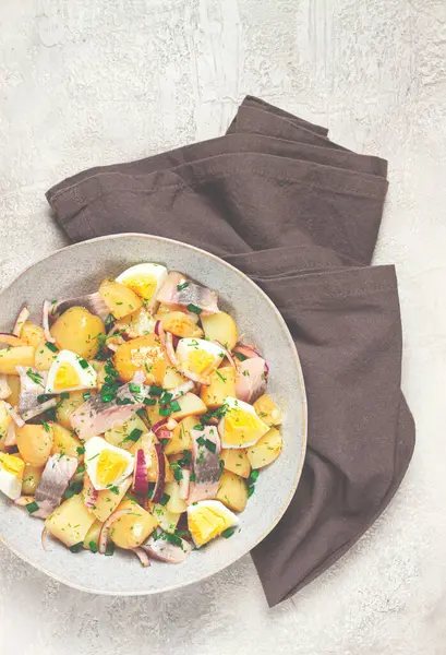 Ringa balıklı patates salatası, İskandinav mutfağı, ev yapımı, insan yok.,