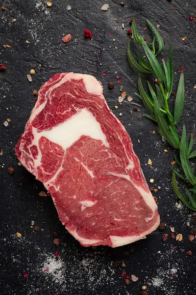 Taze, çiğ kaburga bifteği, üst manzara.,