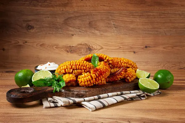 Mısır pirzolası, krema soslu, baharatlı ve limonlu, aperatif, ahşap kesim tahtasında, ev yapımı, insan yok.,