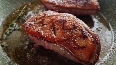 Ördek göğsü pişirmek, kızartma tavasında eritmek, mobil video, insan yok.,