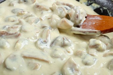 Kızartma tavasında yemek pişirmek, baharatlı, soslu, sossuz, kremalı sarımsak soslu şampiyonlar.