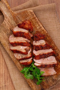 Kızarmış ördek göğsü, dilimlenmiş, ahşap kesim tahtasının üzerinde, yakın plan, insan yok.,