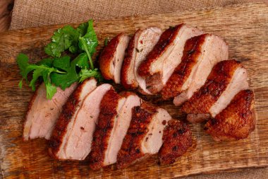 Kızarmış ördek göğsü, dilimlenmiş, ahşap kesim tahtasının üzerinde, yakın plan, insan yok.,