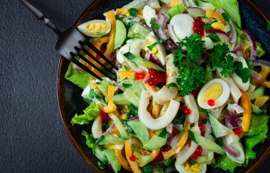 Kalamarlı salata, taze salatalık, yumurta, tatlı biber, kırmızı soğan soslu, ev yapımı, insan yok.,