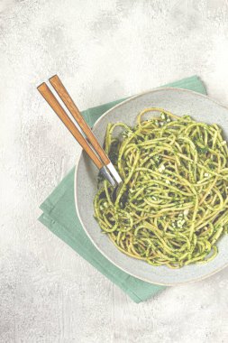 Pesto soslu spagetti, ev yapımı, insan yok.,