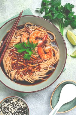soba, karabuğday eriştesi, shimeji mantarı ve kaplan karidesi, susam, limon, maydanoz, ev yapımı, insan yok.,