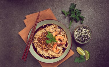 soba, karabuğday eriştesi, shimeji mantarı ve kaplan karidesi, susam, limon, maydanoz, ev yapımı, insan yok.,