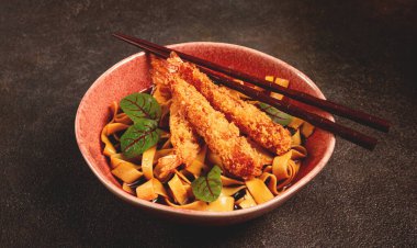 Tempuralı Udon eriştesi, Japon mutfağı, ev yapımı, insan yok.,