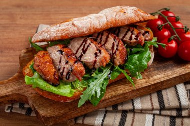 Ördek göğsü ve roka soslu sandviç, balzamik sos, ahşap kesim tahtası üzerinde, kahvaltı, ev yapımı, insanlar olmadan.,