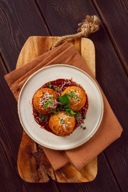 Kızarmış Arancini aperatifi, parmesan peyniri ve mikro yeşillikler, tabak, domates sosu, ev yapımı, insan yok.,