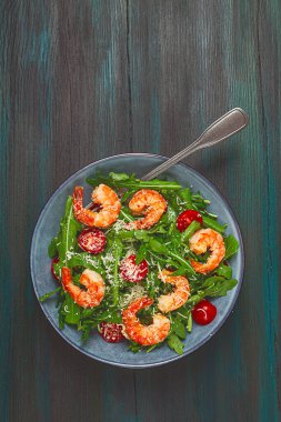 Arugula ve kiraz domatesli karides salatası, parmesan peyniri, sağlıklı yiyecek.,