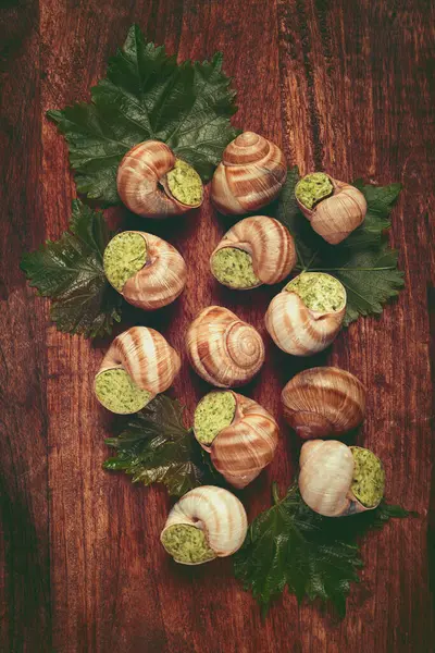 Burgundy 'ye doldurulmuş salyangozlar. Üzüm yaprakları, Fransız mutfağı, insan yok.,