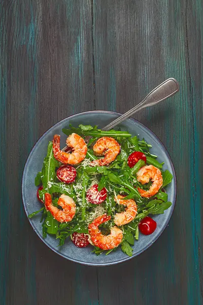 Arugula ve kiraz domatesli karides salatası, parmesan peyniri, sağlıklı yiyecek.,