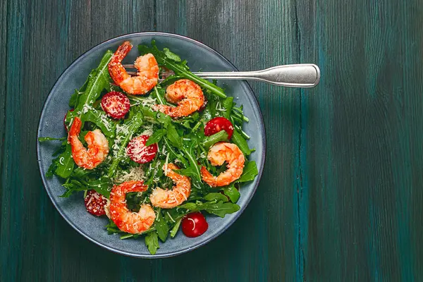 Arugula ve kiraz domatesli karides salatası, parmesan peyniri, sağlıklı yiyecek.,