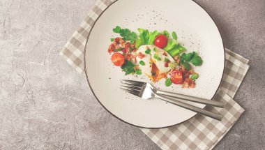 Jambon ve sebzeli haşlanmış yumurta, kahvaltı, ev yapımı.,