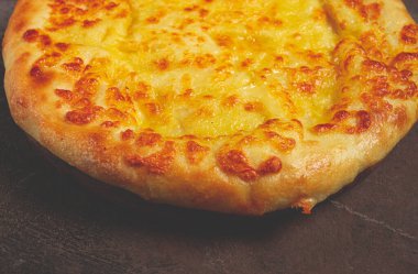 Megrelian 'da khachapuri, geleneksel bir Gürcü yemeği, peynirli düz ekmek, üst manzara, insan yok.,