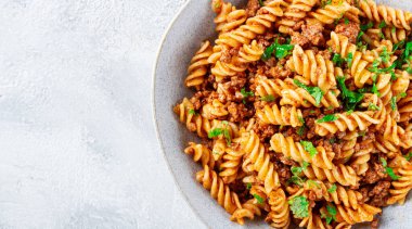 Donanmada makarna, kıymalı makarna, gri arka plan, ev yapımı, fusilli makarna, insan yok.,