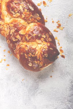 Örülmüş, tatlı ekmek turtası, dilimlenmiş badem, kahvaltı, örgülü ekmek, brioche, açık arkaplanda, üst manzara, insan yok.,
