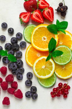 Meyve ve böğürtlen karışımı, set, çeşni, dilimlenmiş narenciye, ahududu, yabanmersini, nane yaprağı, çilek, kırmızı frenk üzümü, gıda arka planı, meyve duvar kağıdı,