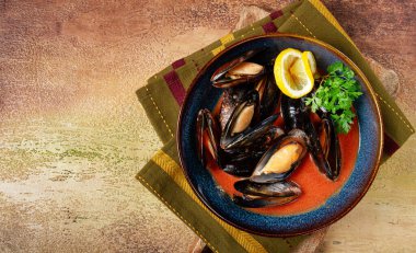 Fra Diavolo midyesi, domates soslu midye, İtalyan yemeği, masanın üstünde, üst tarafta, ev yapımı, insan yok.,