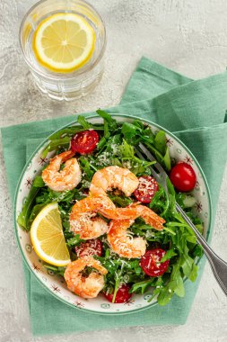 Arugula ve kiraz domatesli karides salatası, parmesan peyniri, sağlıklı yiyecek.,