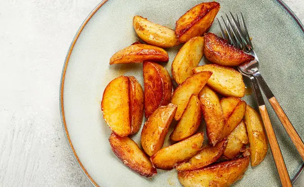 Kızarmış patates dilimleri, tabakta, üst tabakta, ev yapımı, insan yok.,