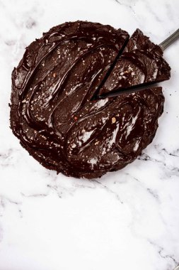 Çikolatalı pasta, yuvarlak pasta, mermer ışıklı masa, üst manzara, ev yapımı kekler, insan yok.,