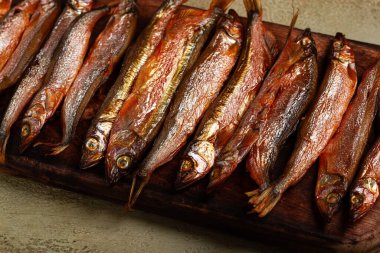 Soğuk füme capelin, ahşap kesim tahtasının üzerinde, insan yok.,