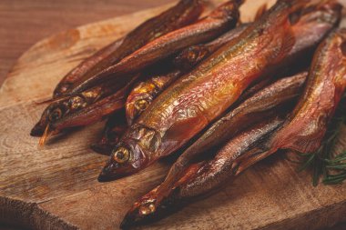 Soğuk füme capelin, ahşap kesim tahtasının üzerinde, insan yok.,