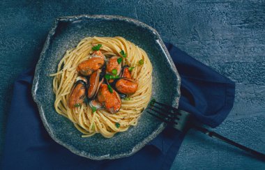 midyeli spagetti, kabuksuz, soyulmuş midyeli makarna, karbonara soslu, mikro-yeşillikli, ev yapımı, insan yok.,